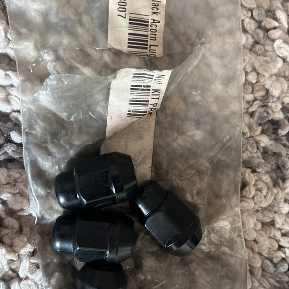 24 Lug nuts - Picture 10 of 13